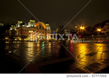 Noshima public hall in the rain 97777008