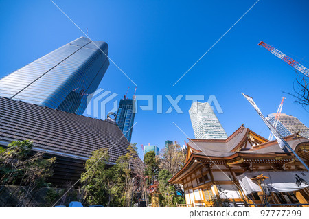 日本東京城市景觀、八幡神社（重建）和虎之門/麻布台項目的摩天大樓 97777299