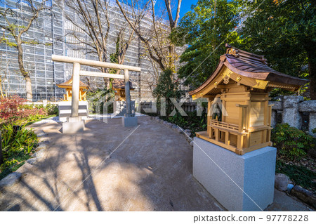 The cityscape of Tokyo, Japan: the precincts of Hachiman Shrine (Hitomaro Shrine, Inari Shrine). The Toranomon-Azabudai project is underway in the surrounding area The cityscape of Tokyo, Japan: the precincts of Hachiman Shrine (Hitomaro Shrine, Inari Shrine). The Toranomon-Azabudai project is underway in the surrounding area 97778228