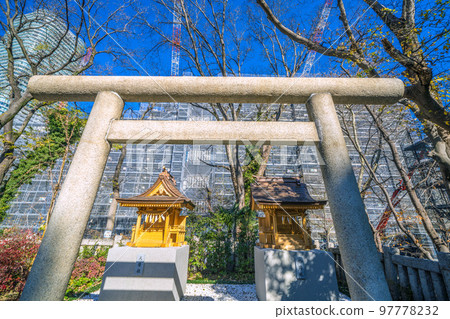 日本東京的城市景觀:八幡神社(Hitomaro Shrine,Inari Shrine)的區域。虎之門-麻布台項目正在周邊地區進行 日本東京的城市景觀:八幡神社(Hitomaro Shrine,Inari Shrine)的區域。虎之門-麻布台項目正在周邊地區進行 97778232