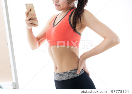 穿運動服自拍的女人，練肌肉的女孩，腹肌漂亮的女人，沒有臉，突然出現 97778564