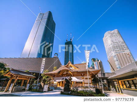 日本東京的城市景觀，可以看到八幡神社和 Toranomon-Azabudai 項目的摩天大樓 97779239