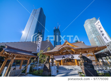 日本東京的城市景觀,可以看到 Toranomon-Azabudai 項目和八幡神社的摩天大樓 日本東京的城市景觀,可以看到 Toranomon-Azabudai 項目和八幡神社的摩天大樓 97779300