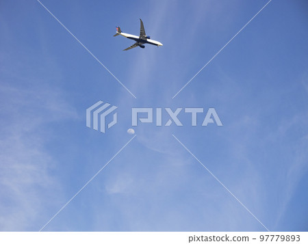 仰望天空的飛機和月亮。 97779893
