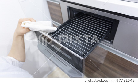 Cleaning the IH kitchen grill 97781545