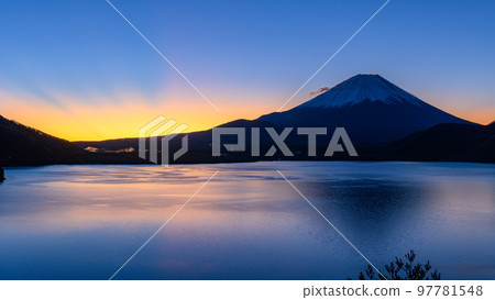 Upside-down Mt.Fuji reflected in Lake Motosuko and the crepuscular rays of the morning glow 97781548