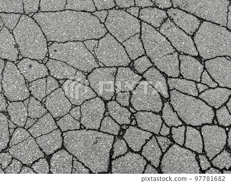 破裂的柏油路 97781682