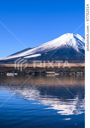 Superb view of upside-down Mt. Fuji reflected in Lake Yamanaka, winter scenery Superb view of upside-down Mt. Fuji reflected in Lake Yamanaka, winter scenery 97782014