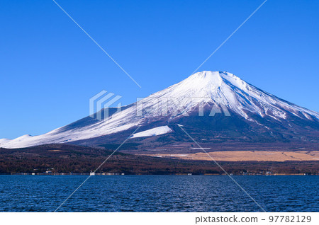 晴朗的天空和富士山和山中湖的絕佳景色（冬季風景） 97782129