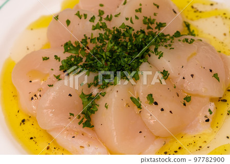 Scallop carpaccio 97782900