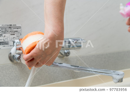 [Middle housewife cleaning the bath with foam faucet] 97783956
