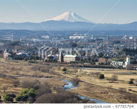 富士山、入間川和埼玉縣川越市的城市景觀（無人機航拍） 97785704