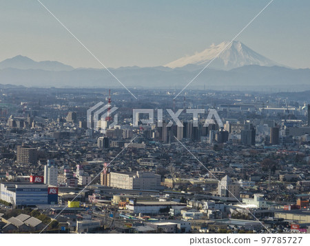 氣勢磅礴的富士山與埼玉縣川越市川越市（無人機航拍） 97785727