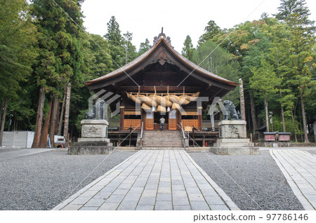 The style of an old shrine: Suwa Taisha Shimosha Akimiya 97786146