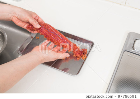 [Make salmon roe pickled in soy sauce from raw salmon roe] 97786591