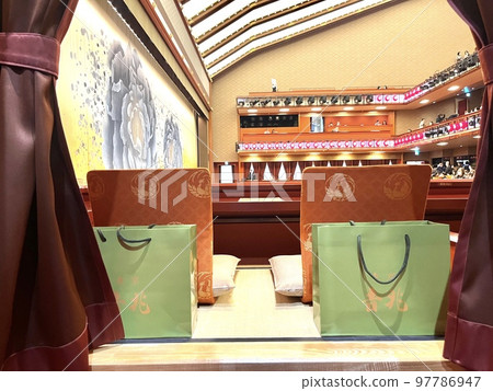 從歌舞伎座的包廂看歌舞伎 從歌舞伎座的包廂看歌舞伎 97786947
