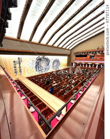 Kabuki seen from the general seats of the Kabukiza Kabuki seen from the general seats of the Kabukiza 97787114