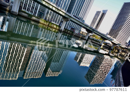 魚眼、節日大廳、堂島川、渡邊大橋、阪神高速公路11號池田線、中之島長廊/河流/雲/高速公路 魚眼、節日大廳、堂島川、渡邊大橋、阪神高速公路11號池田線、中之島長廊/河流/雲/高速公路 97787611