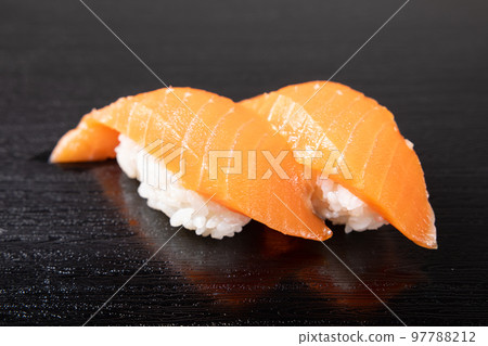 兩卷美味的三文魚握壽司 97788212