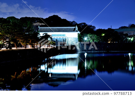 東京皇居的點燈夜景 97788713