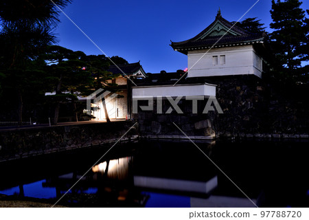 東京皇居的點燈夜景 97788720