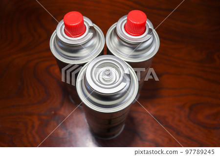 從上面傾斜地看到的三個煤氣盒 從上面傾斜地看到的三個煤氣盒 97789245