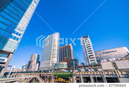 日本東京的城市景觀，俯瞰秋葉原站前的辦公樓 97790869