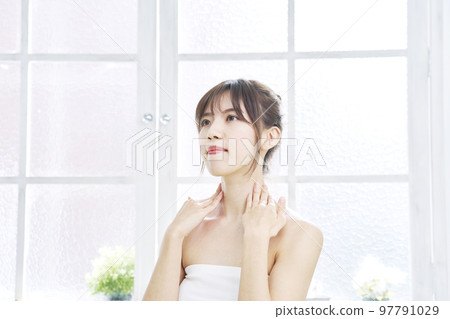 在家做肩部皮膚護理的女人 97791029