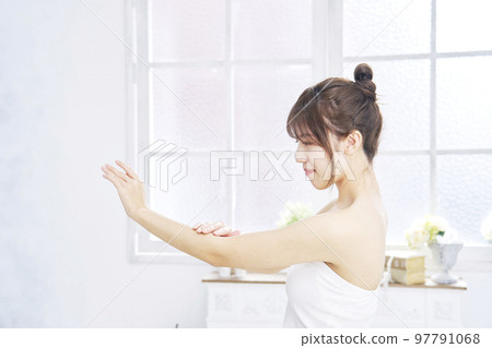 在家照顧手臂的女人 97791068