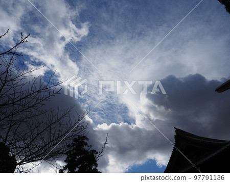 Cold winter sky 97791186