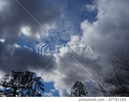 寒冷的冬天天空 97791188