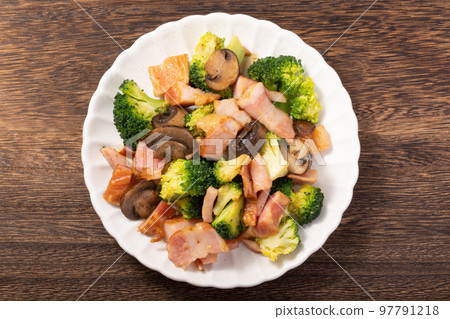 Stir-fried Broccoli, Brown Mushrooms and Bacon 97791218