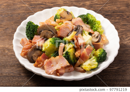 Stir-fried Broccoli, Brown Mushrooms and Bacon 97791219