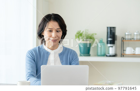 一位在電腦上做研究的中年婦女 一位在電腦上做研究的中年婦女 97791645