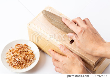 一個女人的手刮鰹魚片 一個女人的手刮鰹魚片 97792483