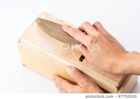 一個女人的手刮鰹魚片 一個女人的手刮鰹魚片 97792650