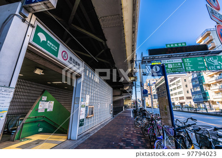 在立交橋下的“都營地下鐵赤板橋站”(入口)等日本東京城市景觀的視圖 在立交橋下的“都營地下鐵赤板橋站”(入口)等日本東京城市景觀的視圖 97794023