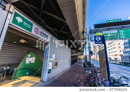 在立交橋下的“都營地下鐵赤板橋站”(入口)等日本東京城市景觀的視圖 在立交橋下的“都營地下鐵赤板橋站”(入口)等日本東京城市景觀的視圖 97794024