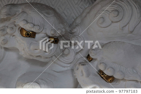 看著日光東照宮和 Yomeimon 國寶的眼睛的白獅子 97797183
