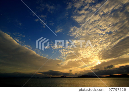 The Seto Inland Sea seen from Hironagahama at dusk 97797326