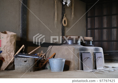 A cooking stove that was in an old private house at a tourist destination. When I was little, I loved the rice cooked on the stove at my grandparents' house. 97797425