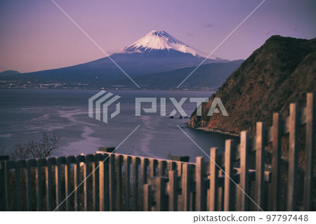 從伊豆半島看到的隆冬富士山 Part 2（日落之後） 97797448