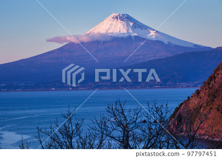 從伊豆半島看到的隆冬富士山 Part 3（日落時分） 97797451