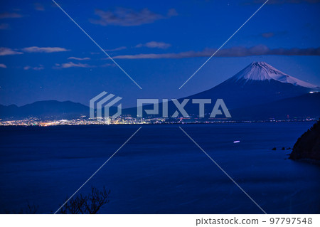 從伊豆半島看到的隆冬富士山 Part 2（日出前 1 小時） 97797548