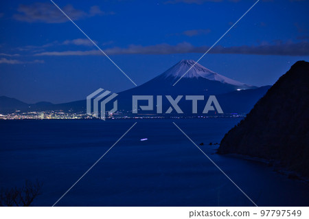 從伊豆半島看到的隆冬富士山第 3 部分（日出前 1 小時） 97797549