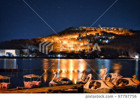 隆冬之夜的山中湖…… 被星空和無人天鵝船營造出的寂靜籠罩的童話世界。 97797756