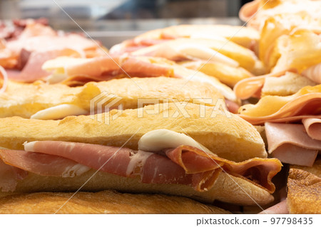 歐洲麵包店陳列櫃中的熏火腿三明治 97798435