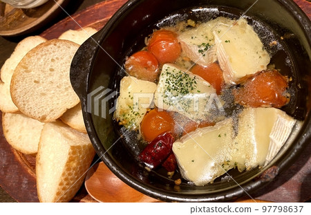 卡門培爾奶酪和番茄醬（配法式長棍麵包） 97798637