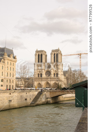 法國巴黎塞納河對岸的巴黎圣母院 法國巴黎塞納河對岸的巴黎圣母院 97799526
