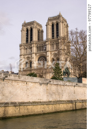 從法國巴黎的塞納河看巴黎圣母院 從法國巴黎的塞納河看巴黎圣母院 97799527